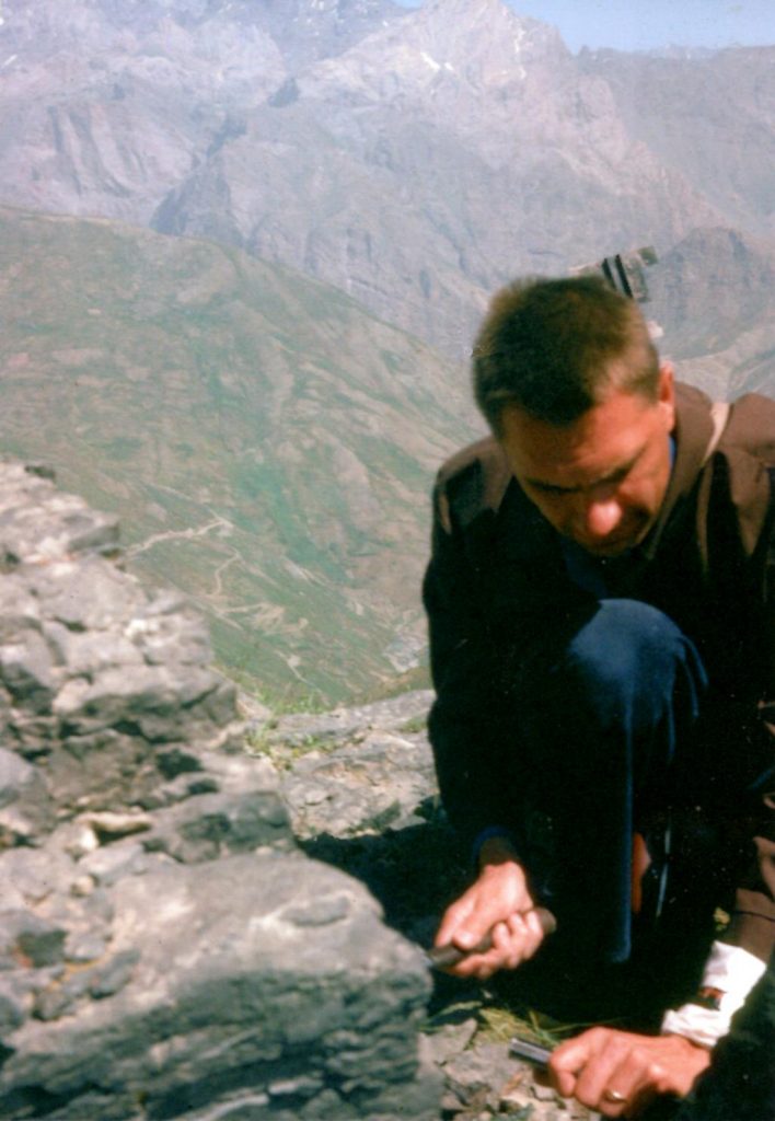 LlCHENOLOGIST SEEKING SQUAMULES ON ANZOB